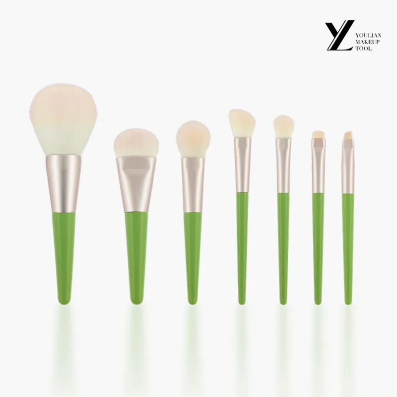 ¿Cuáles son las diferencias entre los cepillos de maquillaje hechos de diferentes materiales?