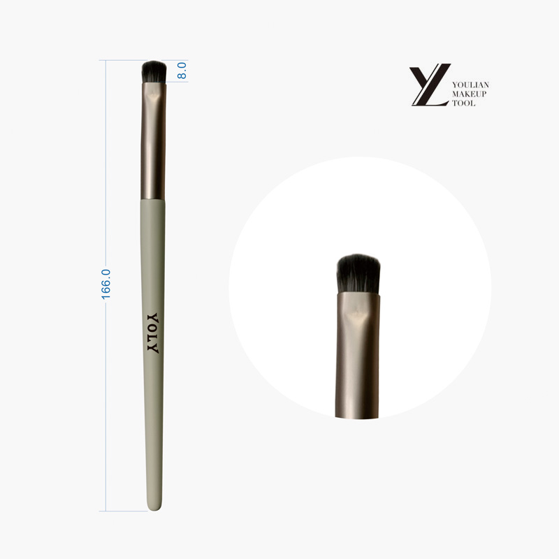 ¿Cómo debo limpiar mi pincel delineador de ojos después de usarlo?